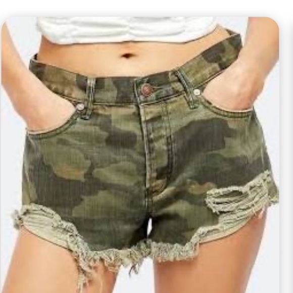 Free People Pants - FREE PEOPLE Loving Good Vibrations Short Camo 26